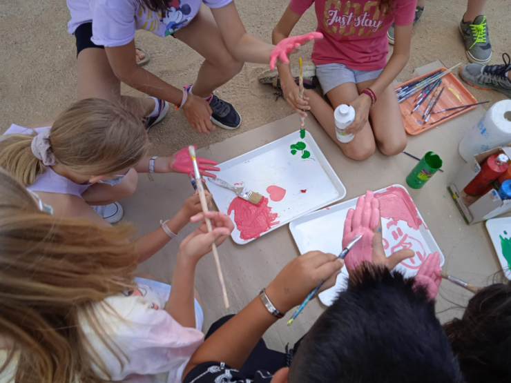 L’alumnat de 5è de Primària porta a terme la primera proposta sorgida del Consell d’Infants: la pintada de murals als patis