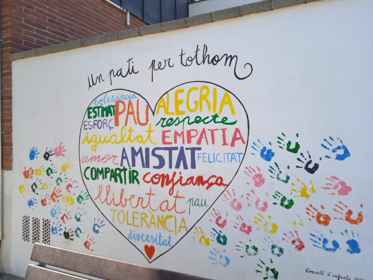 L’alumnat de 5è de Primària porta a terme la primera proposta sorgida del Consell d’Infants: la pintada de murals als patis