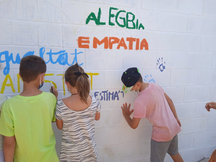L’alumnat de 5è de Primària porta a terme la primera proposta sorgida del Consell d’Infants: la pintada de murals als patis