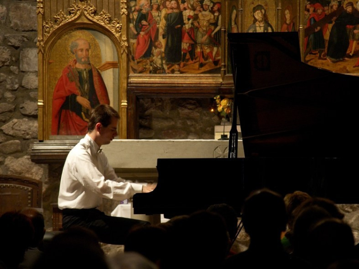 El gran pianista Michael Davidov en les Nits Musicals de Santa Maria de Palau-solità.