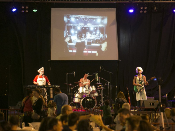 Els Estofats, guanyadors del Concurs de Múscia Jove 2013, en concert en la Festa Major 2014. Imatge de Miquel Monfort.