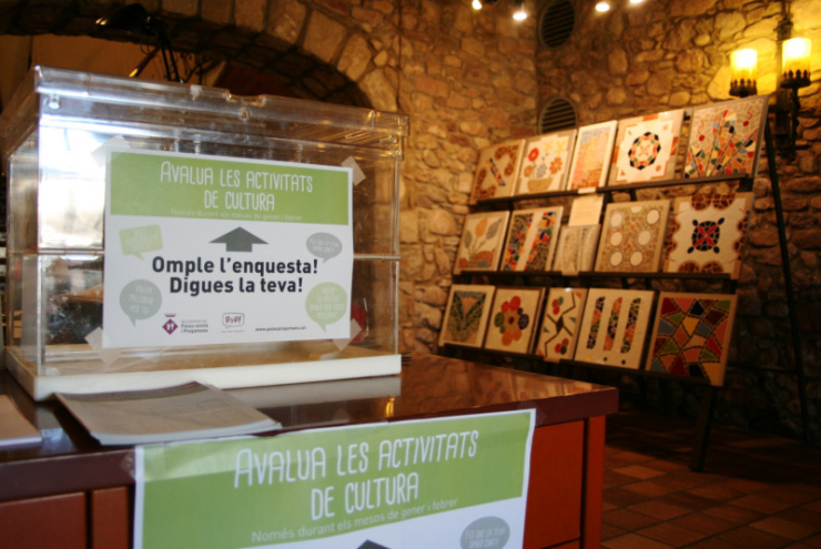Urna de l'enquesta del Pla d'Acció Cultural ubicada a Can Cortès.