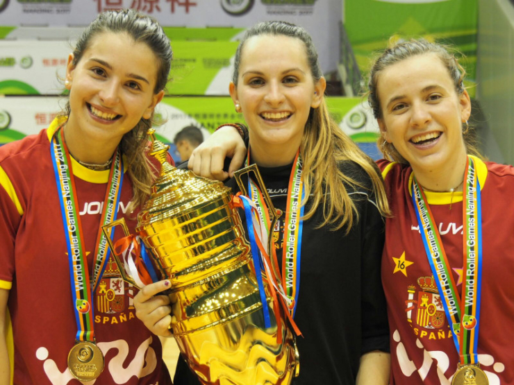 Laura Puigdueta, Laura Vicente i Berta Busquets, jugadores de l'Hoquei Club Palau de Plegamans i campiones del món amb la selecció espanyola.