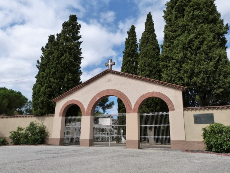 Entrada del Cementiri Municipal. Camí de Can Padró, s/n (serra de Plegamans).