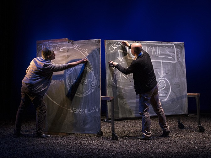 Imatge promocional de 'Distancia siete minutos'. Titzina Teatre.