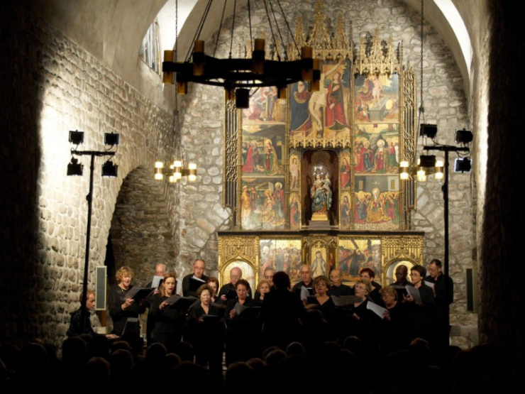 Interior de l'església, amb el retaule al fons, durant un dels concerts de les Nits de Sta. Maria de Palau-solità.