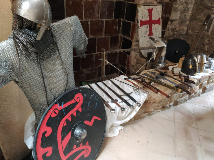 Exposició d'armament i armadures medievals al Castell.